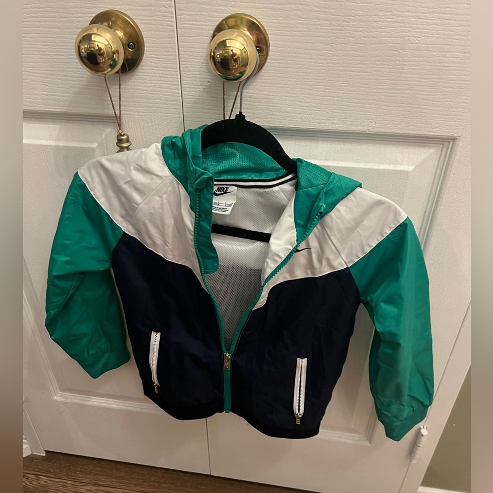 Nike Green and White Hooded Jacket. Boys Size 7. Excellent Condition.